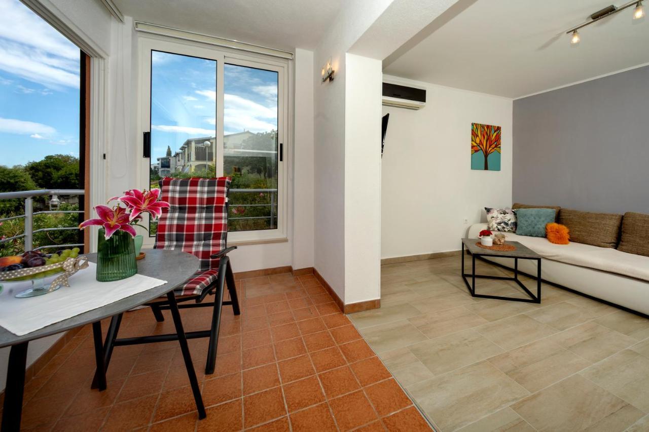 B Apartment ราฟนี ภายนอก รูปภาพ